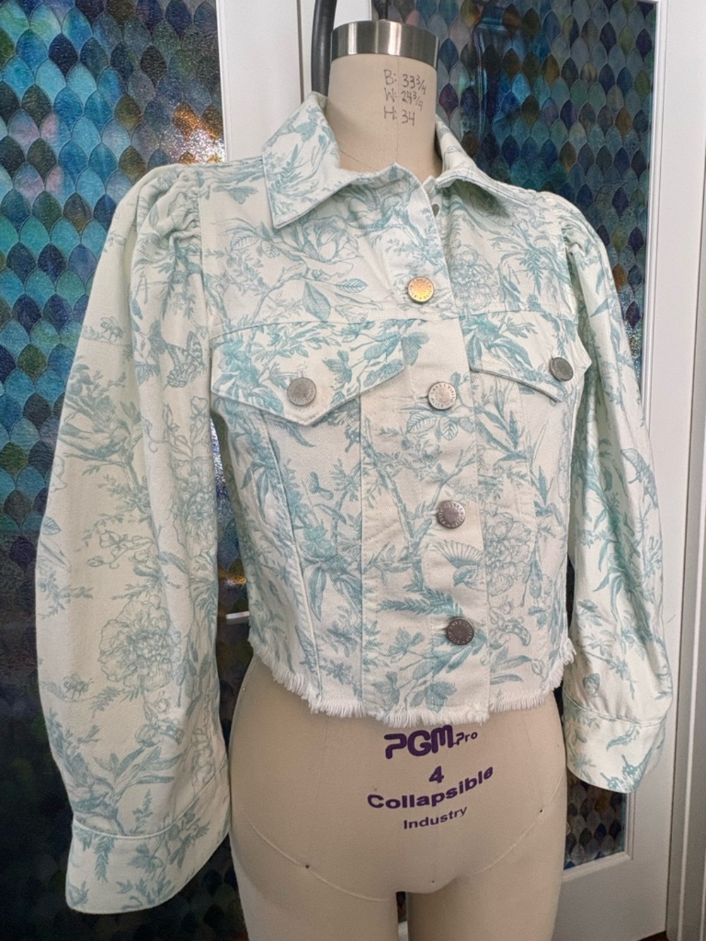 Alice + Olivia Cropped Floral Denim Jacket - Light blue on Ivory